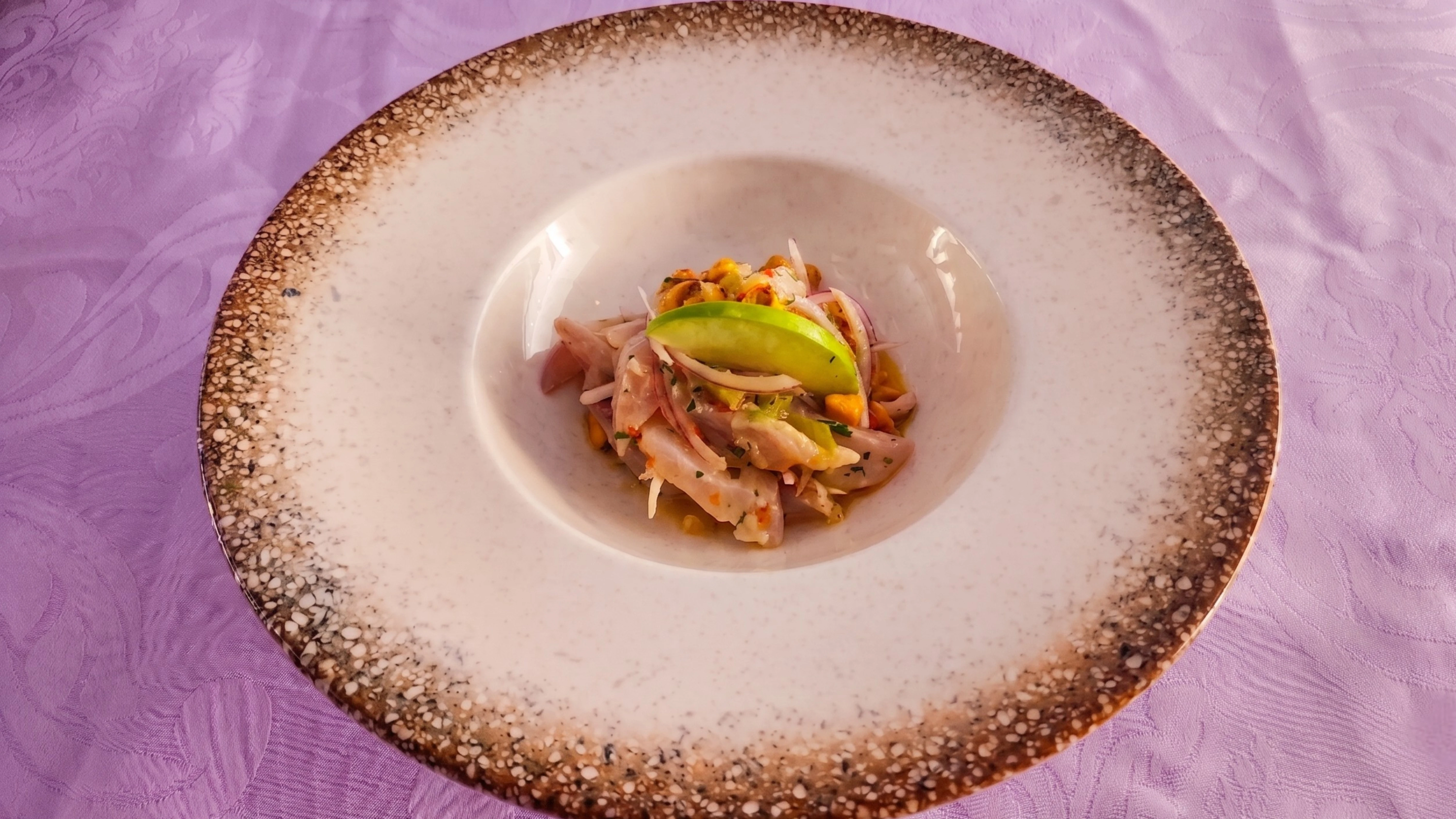 Ceviche de Peixe Branco com Maçã Verde e Milho Crocante