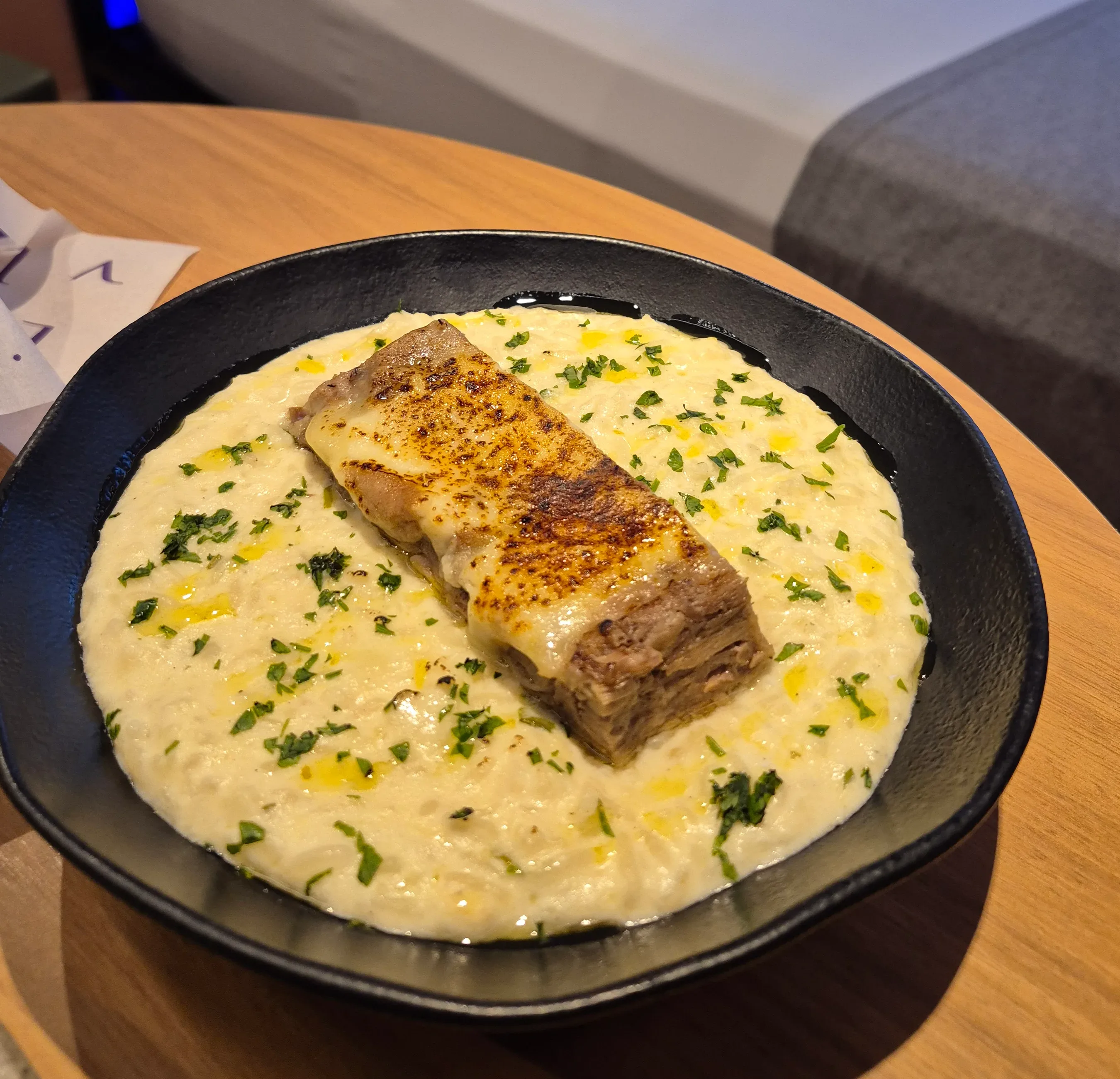 Costela Desfiada com Arroz Cremoso de Palmito e Alho-poró, prato do Liv Motel & Hotel