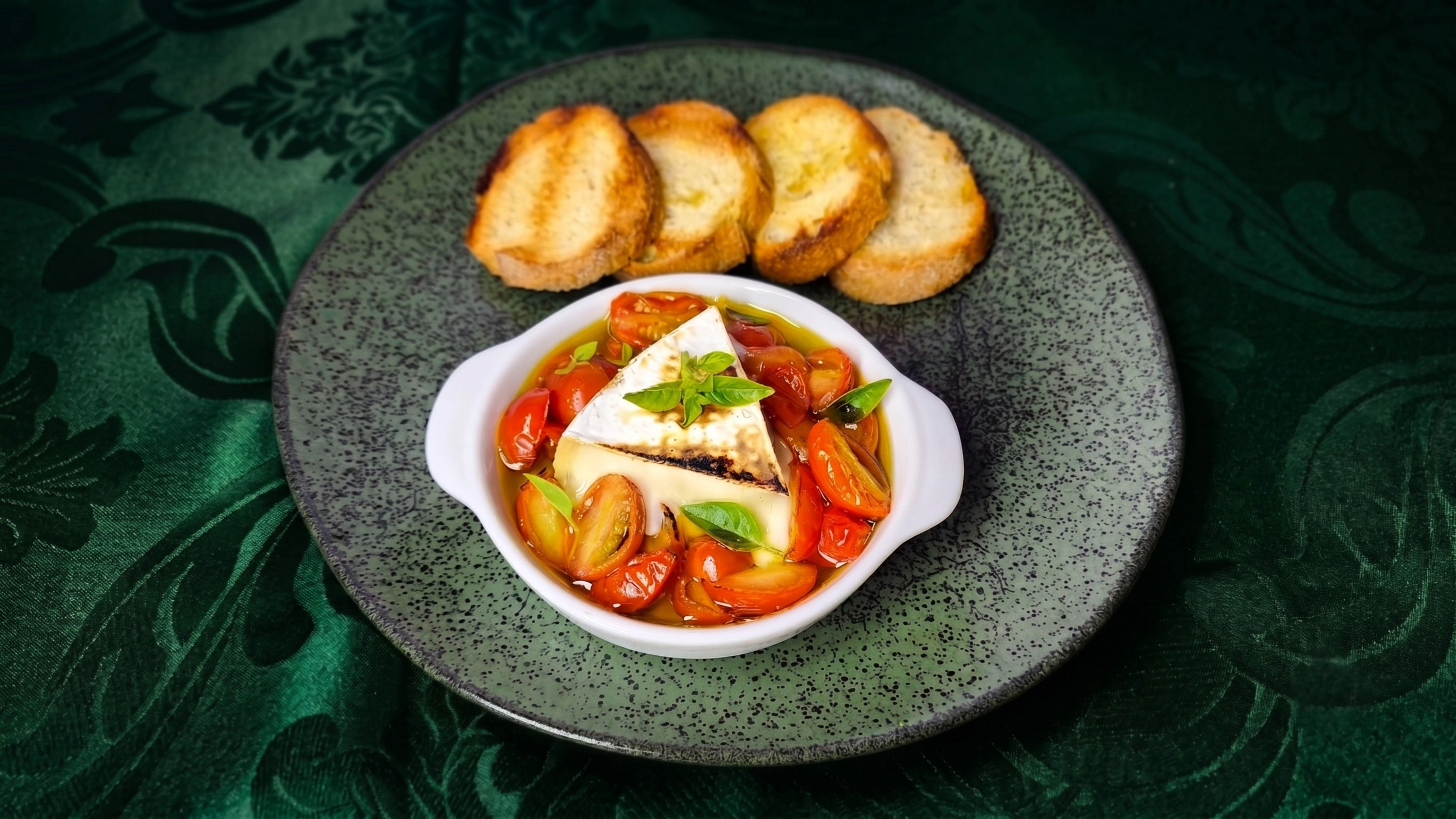 Queijo Brie Forneado com Tomates Confitados e Pesto de Manjericão