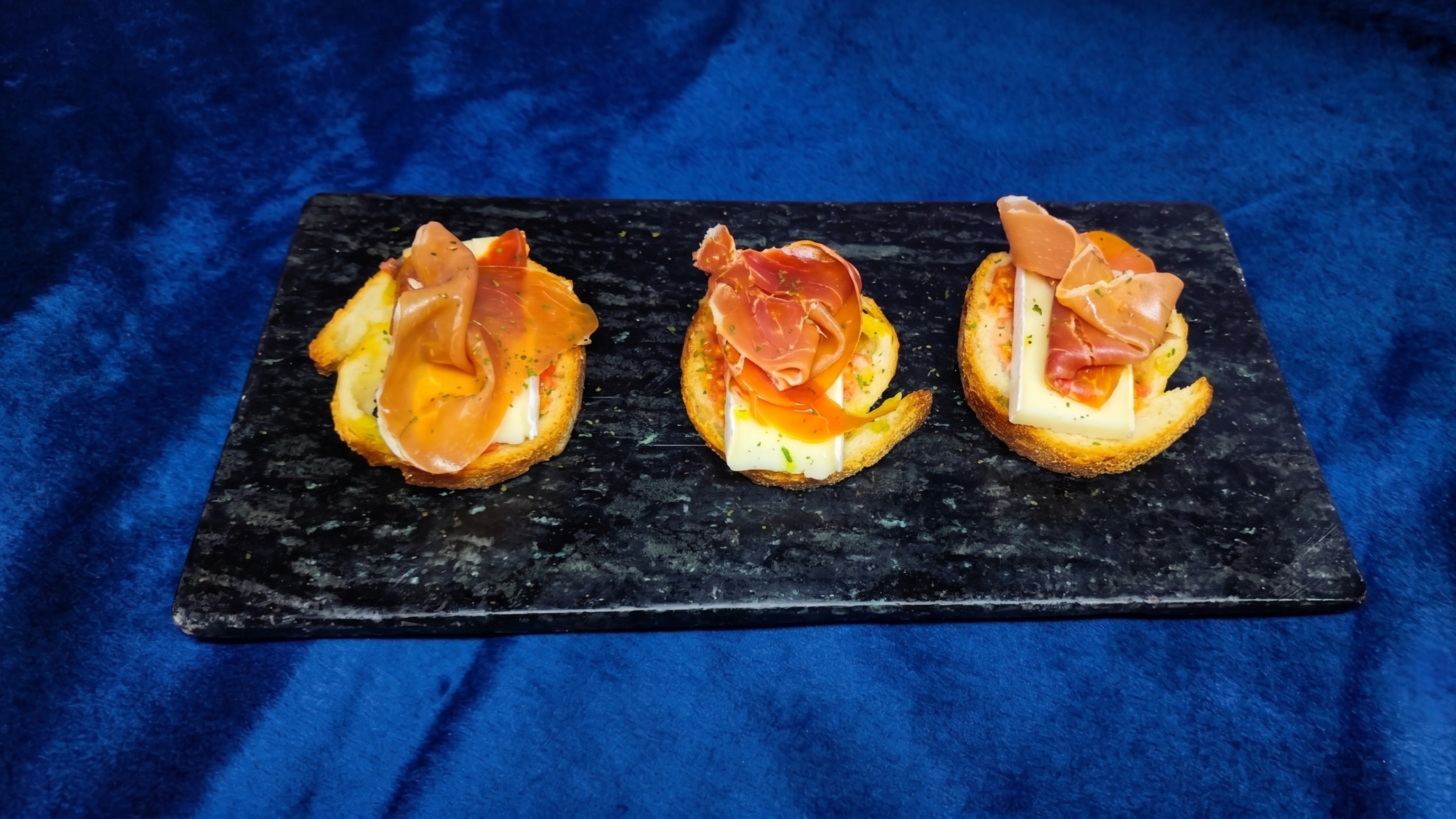 Trio de Crostinis de Brie e Presunto Cru Espanhol